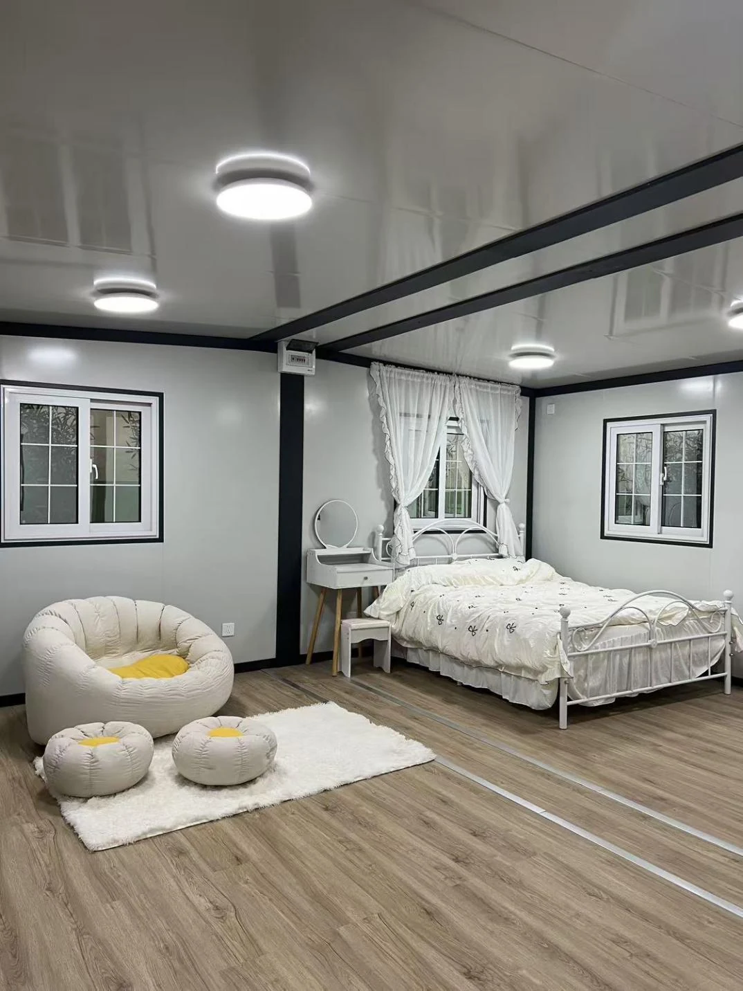 Bedroom interior decoration option