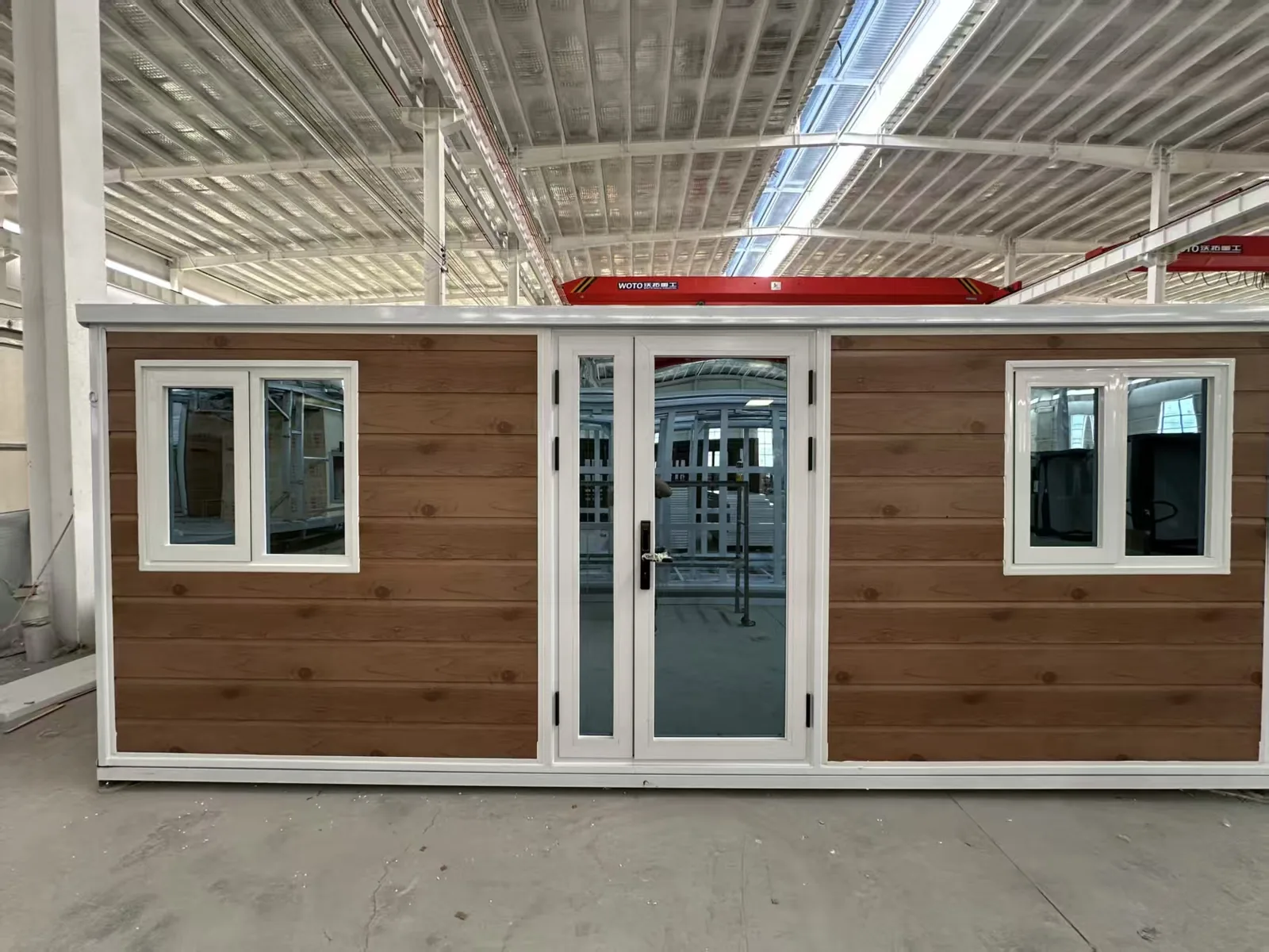 Wood finish double-wing expandable house factory sample