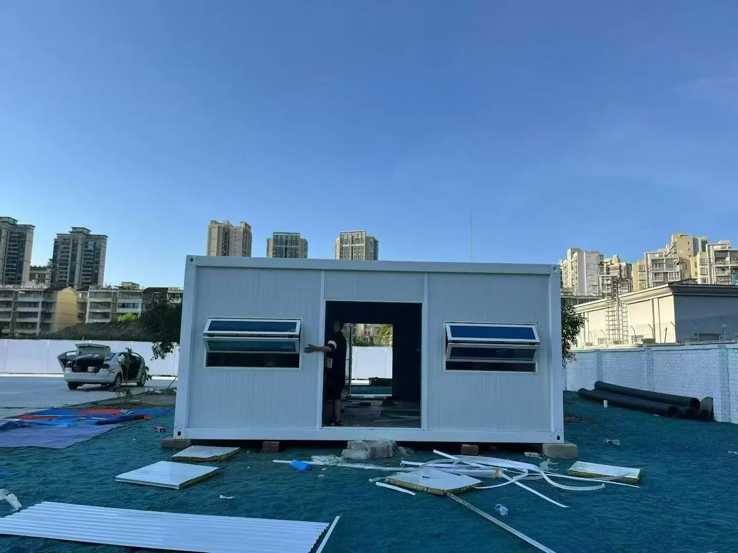 Quick assembly container house white rooftop site office